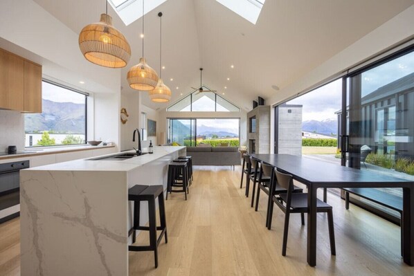 Jääkaappi, mikroaaltouuni, uuni, liesi