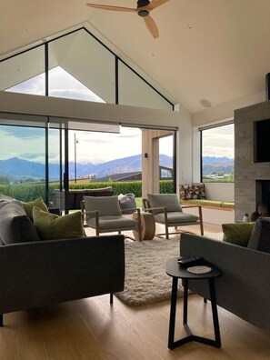 Fernseher, Kamin, Stereoanlage