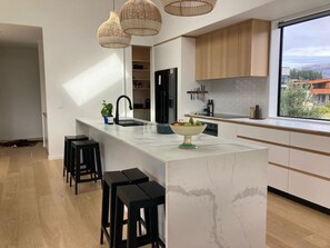 冰箱、微波炉、烤箱、炉灶