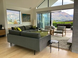 Fernseher, Kamin, Stereoanlage