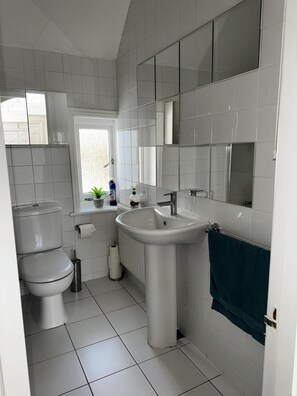 Apartment | Badezimmer | Duschwanne, Komfortbadewanne, Handtücher