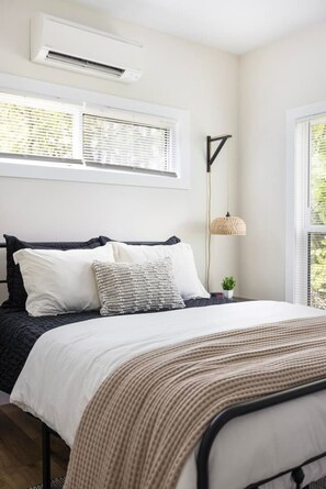1 bedroom, desk, iron/ironing board, WiFi