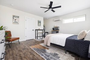 1 dormitorio, escritorio, tabla de planchar con plancha y wifi
