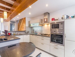 Fridge, microwave, dishwasher - Charming house in the heart of St Vaast with enclosed courtyard (Saint-Vaast-la-Hougue)