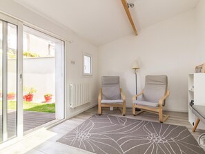 Interior - Charming house in the heart of St Vaast with enclosed courtyard (Saint-Vaast-la-Hougue)