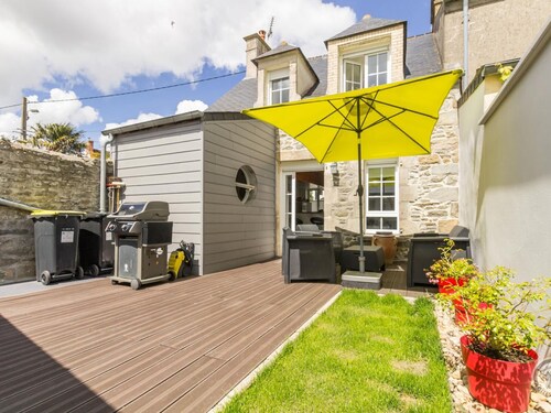 Charmantes Haus im Herzen von St Vaast mit geschlossenem Innenhof