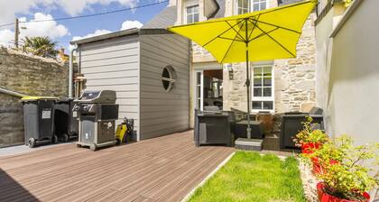 Charmantes Haus im Herzen von St Vaast mit geschlossenem Innenhof