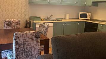 Een microgolfoven, een oven, een kookplaat, een vaatwasser