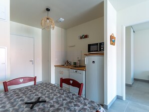 Microwave, stovetop, dishwasher, coffee/tea maker