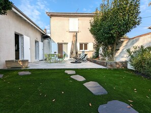 Outdoor dining - Central Arcachon Home, 200m from Beach, Terrace, Renovated (Arcachon)