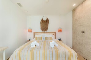 2 bedrooms, in-room safe, desk, travel cot - "Beachfront Apartment: Serenity by the Sea - Ideal for Families" (Playa del Sol Villacana)