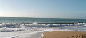 Charming Apartment Near Beach, Free Wi-Fi, Pet-Friendly, Ideal for 4