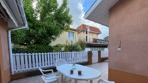 Outdoor dining - Cozy 2-BR House near Beach, Shops, Terrace & Parking (Arcachon)