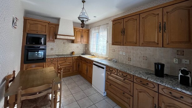 Private kitchen - Cozy 2-BR House near Beach, Shops, Terrace & Parking (Arcachon)