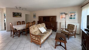 Living area - Cozy 2-BR House near Beach, Shops, Terrace & Parking (Arcachon)