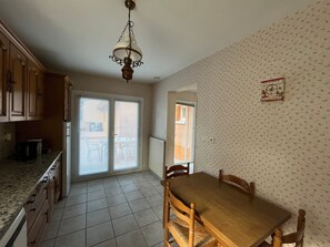 Dining - Cozy 2-BR House near Beach, Shops, Terrace & Parking (Arcachon)