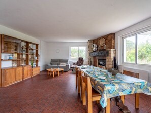 Dining - Charming 5-Person House Near Beach with Surf Lessons & Boat Rentals - Parking & Wifi Included (Biscarrosse Plage)