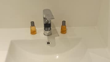Secador de pelo, toallas, jabón, shampoo
