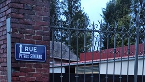A brick wall with a metal gate and a sign that reads "Rue Patrick Simiand." - Maison le Laos (Les Ageux)