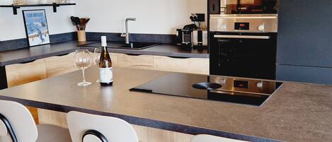 Kjøleskap, mikrobølgeovn, ovn og oppvaskmaskin