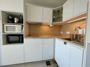Fridge, microwave, oven - Studio avec Coin Cabine, Piscine, Parking, près de la Plage (Saint-Cyprien)