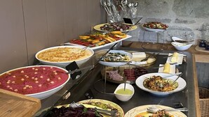 A buffet with various dishes, including salads, pasta, and a large bowl of soup. - Charming house near Utah Beach, pets allowed (Sainte-Marie-du-Mont)
