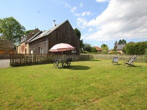 Outdoor dining - Chaleureuse maison avec jardin clos, près de la Baie du Mont St-Michel, animaux acceptés (La Lucerne-d'Outremer)