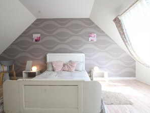 2 bedrooms, free WiFi, bed sheets - Chaleureuse maison avec jardin clos, près de la Baie du Mont St-Michel, animaux acceptés (La Lucerne-d'Outremer)