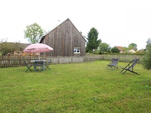 Outdoor dining - Chaleureuse maison avec jardin clos, près de la Baie du Mont St-Michel, animaux acceptés (La Lucerne-d'Outremer)
