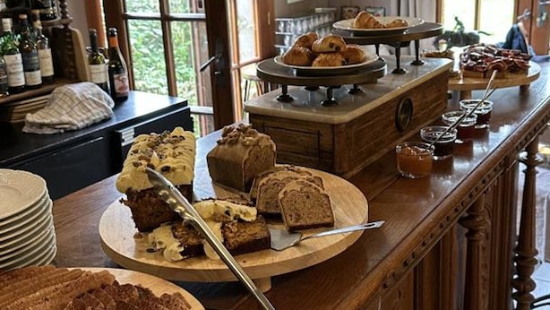 A buffet with various desserts and beverages. - Charming house with fireplace and pets allowed near Utah Beach (Sainte-Marie-du-Mont)