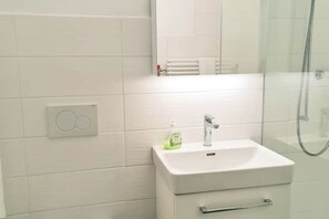 Sèche-cheveux, serviettes fournies, savon, papier toilette