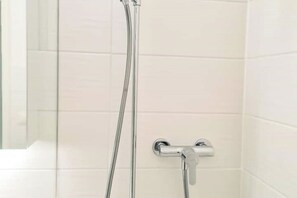 Secadora de cabello, toallas, jabón, papel de baño 