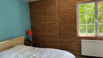 3 bedrooms, desk, iron/ironing board, travel cot