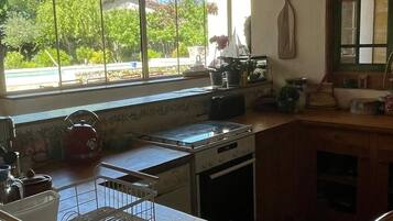 Een koelkast, een microgolfoven, een oven, een kookplaat