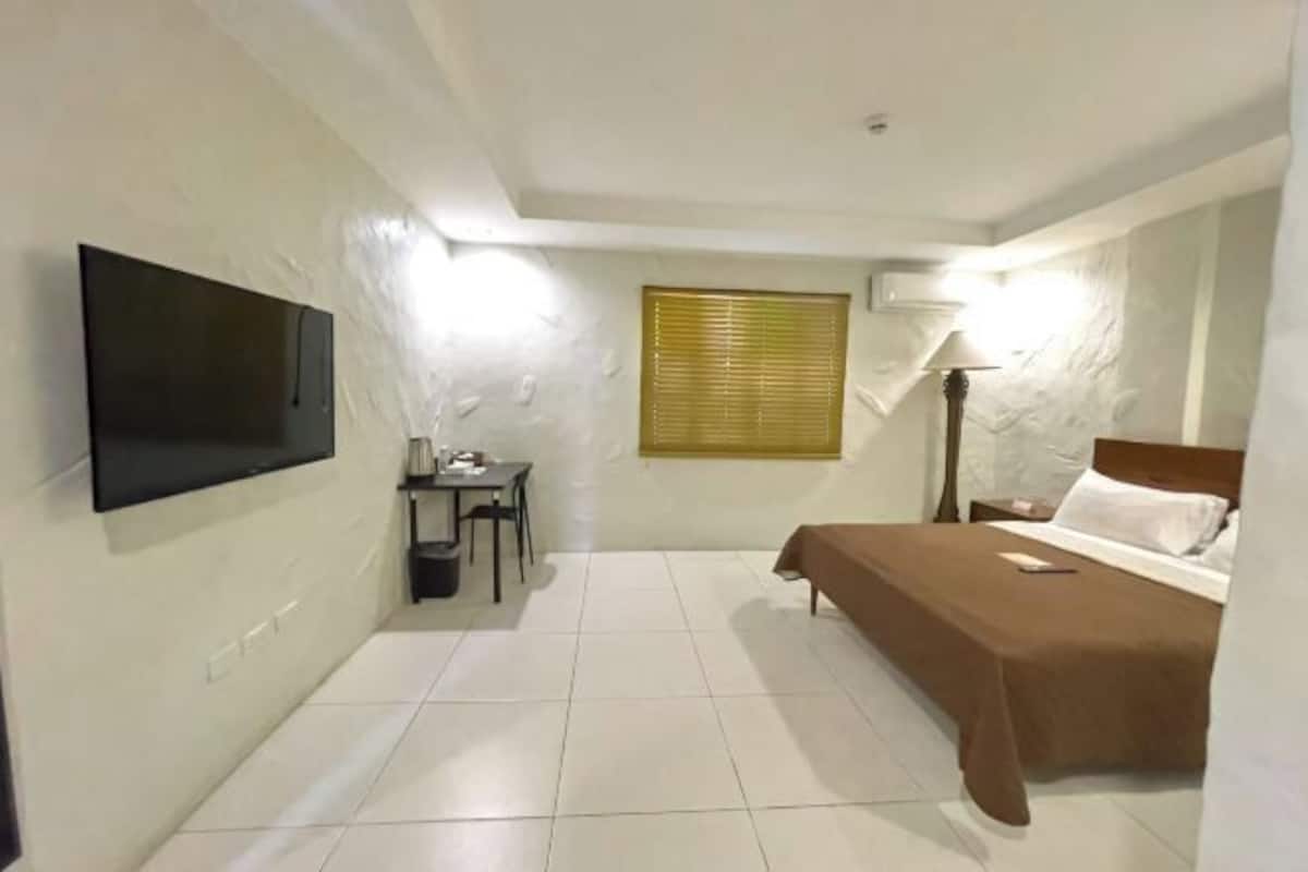 デスク、ノートパソコン用作業スペース、WiFi (無料)、ベッドシーツ