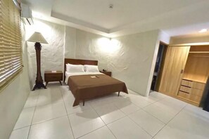 Desk, laptop workspace, free WiFi, bed sheets - Laurel Heritage Resort and Spa (Santo Tomas)