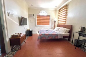 Meja, ruang kerja komputer riba, Wi-fi percuma, cadar katil 