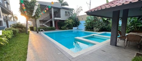 Una piscina al aire libre