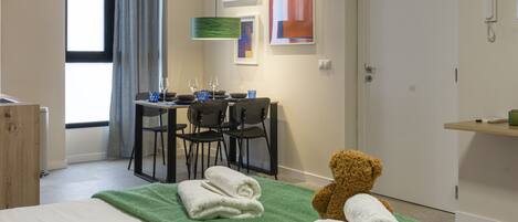 アイロン / アイロン台、WiFi (無料)、ベッドシーツ