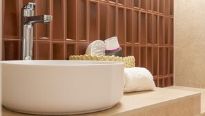 シャワー、ヘアドライヤー、タオル