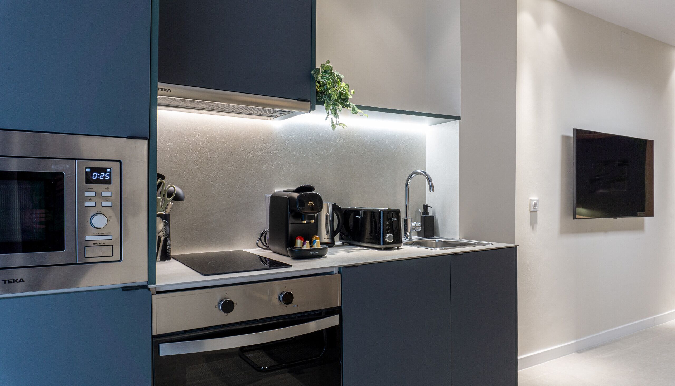 Frigorifero, microonde, forno, piano cottura