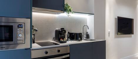 冷蔵庫、電子レンジ、オーブン、コンロ