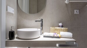 Dusj, hårføner og håndklær