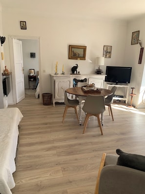 A living room with a dining area, a television, and a fireplace. - Maison de Caractère Plein Centre de st Tropez (Saint-Tropez)