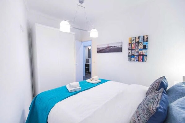 1 chambre, fer et planche à repasser, lit de bébé portatif, Wi-Fi