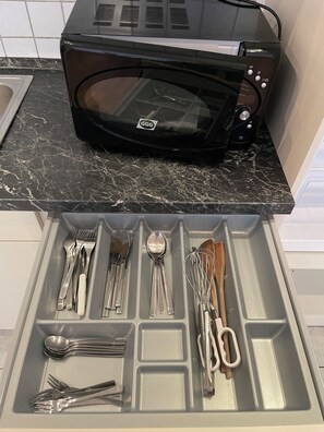 Appart'hôtel Affaires, 2 chambres | Cuisine privée | Grand réfrigérateur, micro-ondes, four, plaque de cuisson