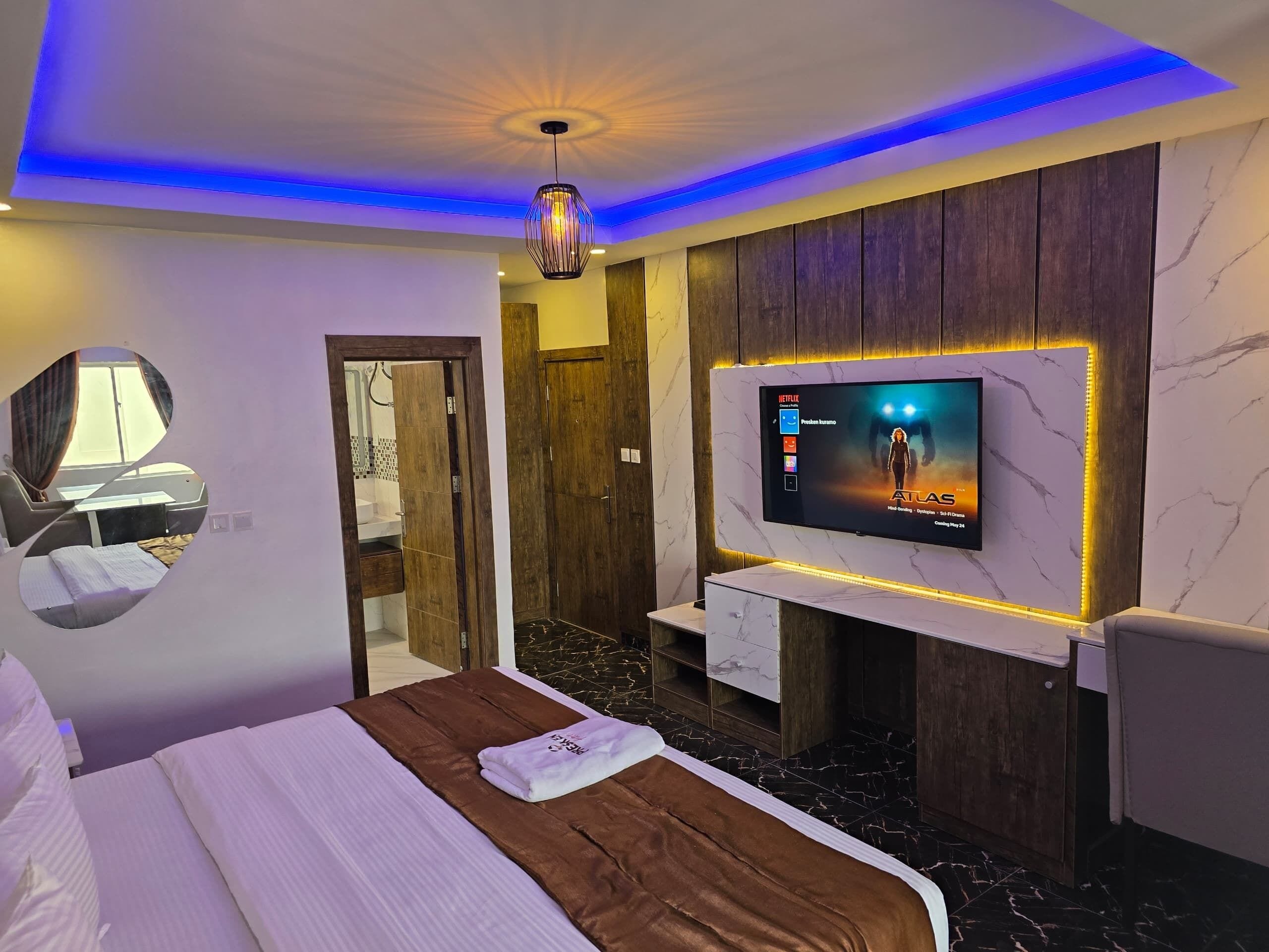 Family Room | Desk, free WiFi