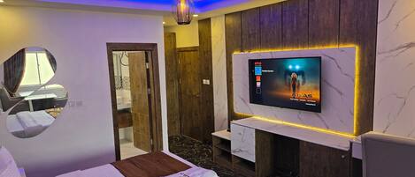 Family Room | Desk, free WiFi