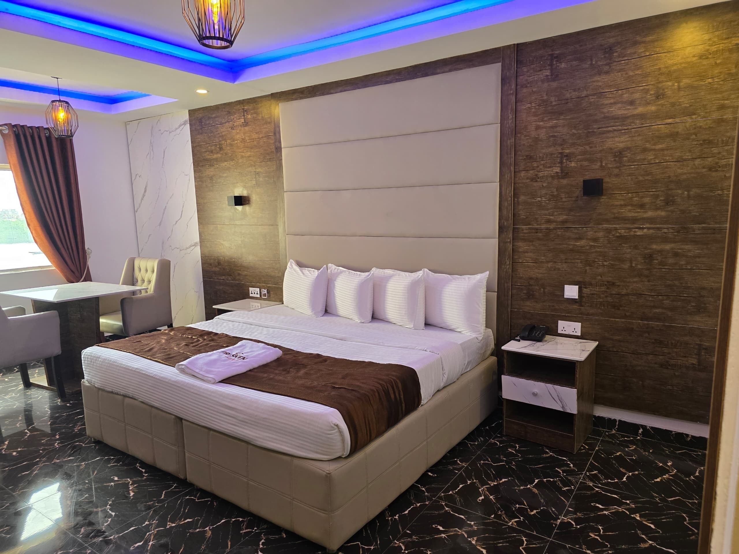 Family Room | Desk, free WiFi