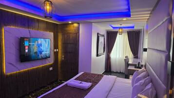 Family Room | Desk, free WiFi